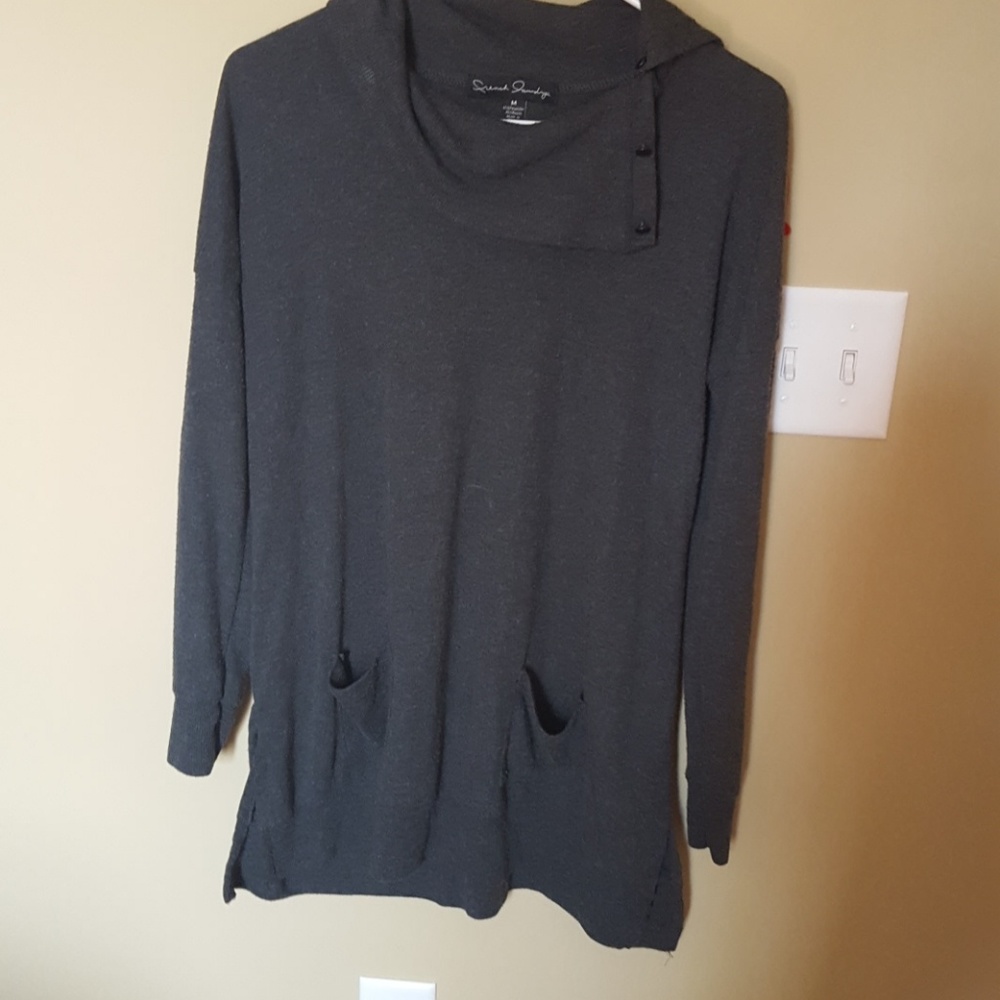 Really cute sweater with pockets.